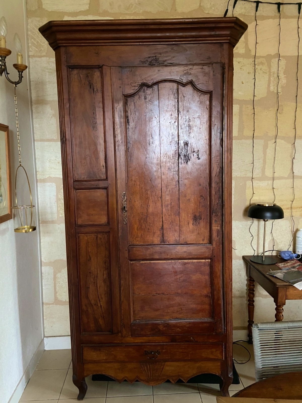 Armoire. Homme debout sur GensDeConfiance