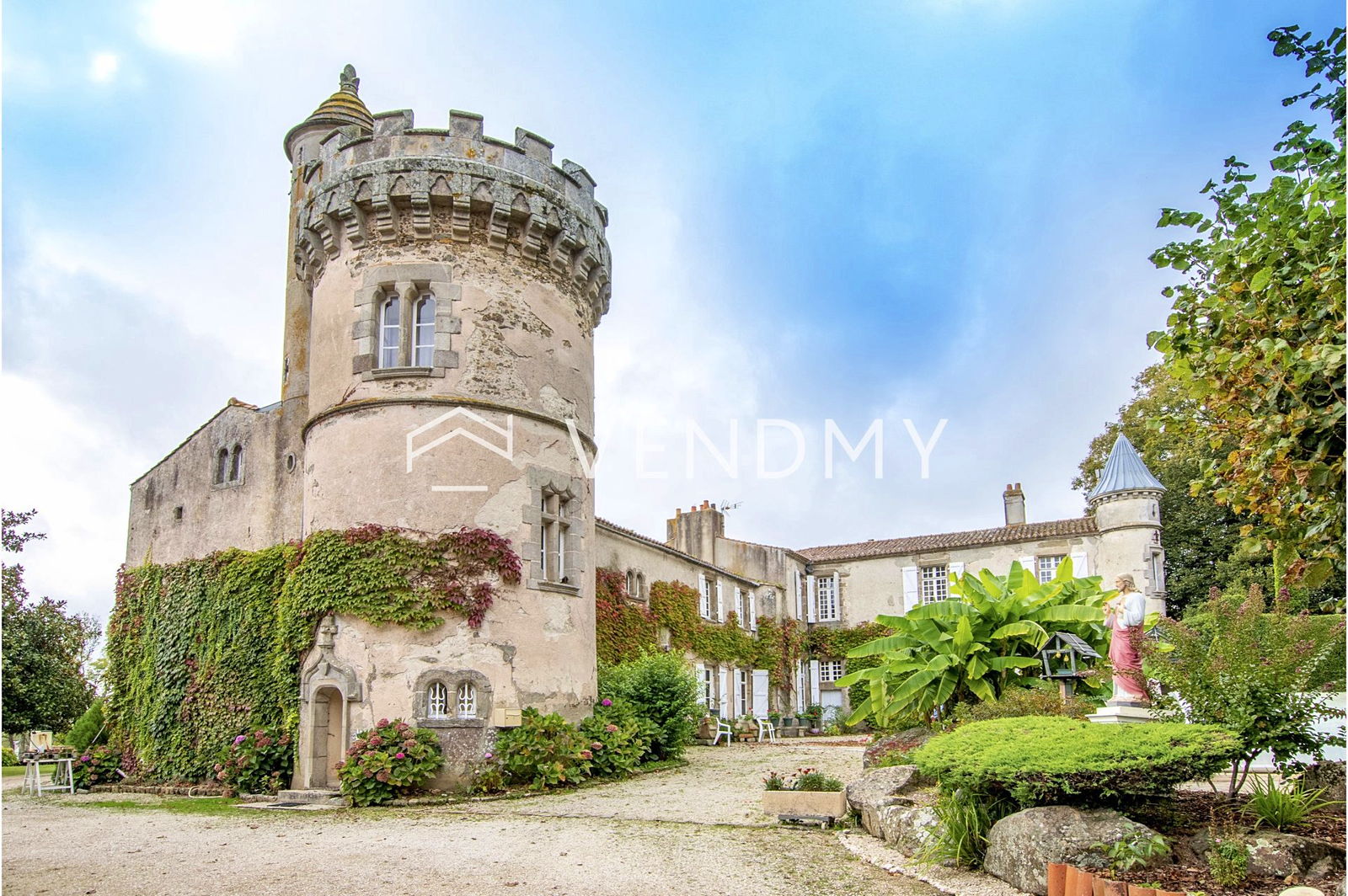 Vends Château 13 chambres 651m² SaintChristopheduLigneron (85) sur Gens de Confiance
