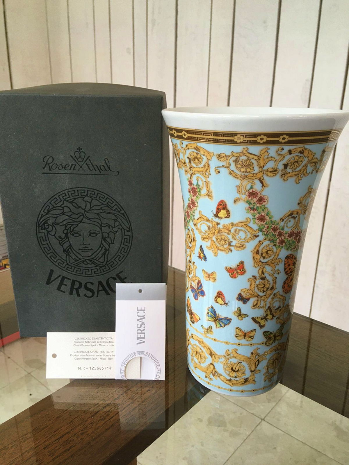 Vends Vase Le jardin de Versace motifs papillon sur Gens de Confiance