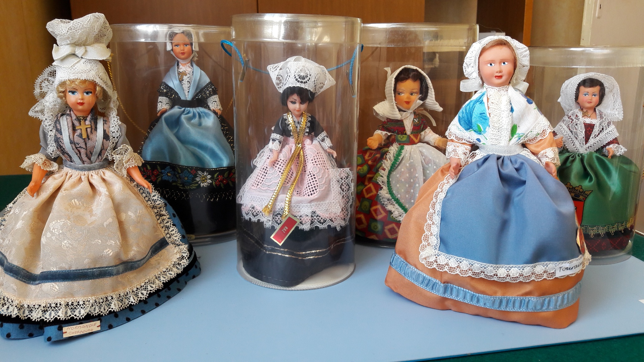 Lot De 12 Poupées Anciennes Folkloriques - Années 1960 - état Vitrine